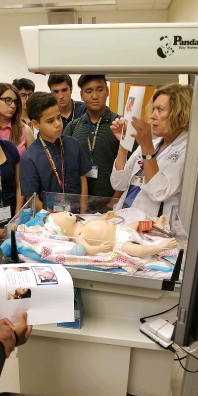 Students visit a medical school and learn directly from faculty at NYLF Medicine